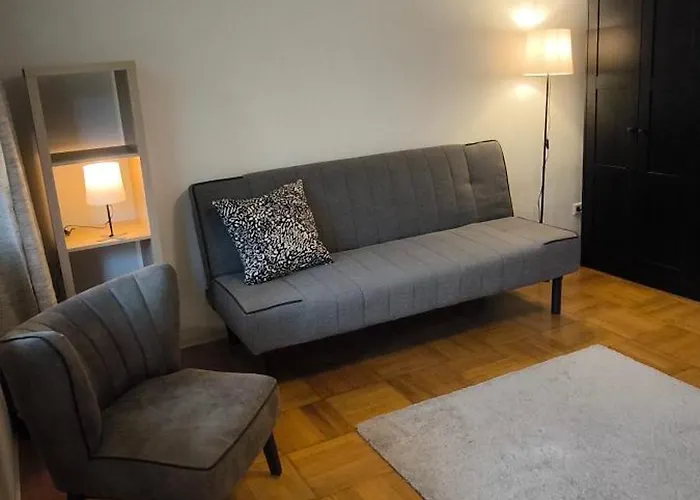 Fresh Renovated. 3 Rooms. Central Leonberg. Private Parking Spot.