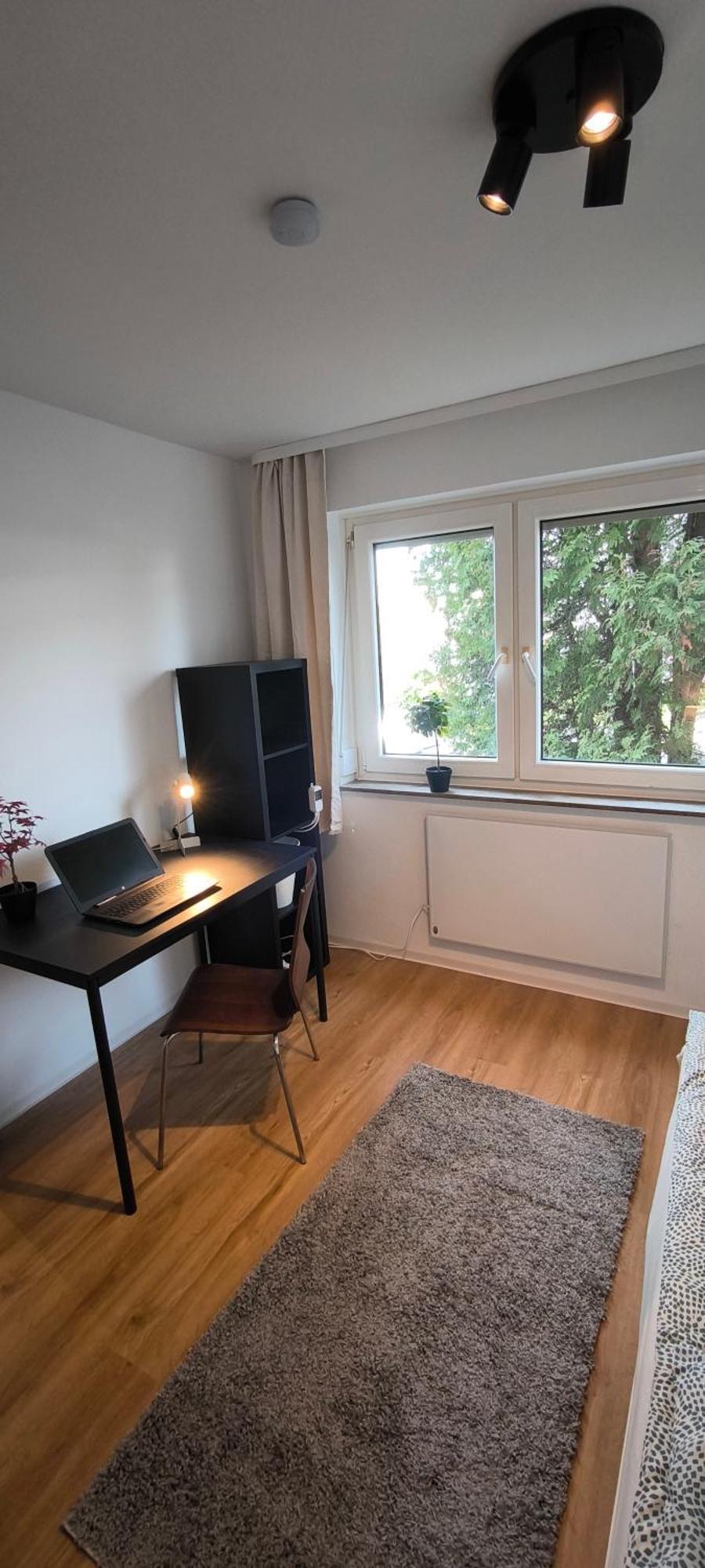 Fresh Renovated. 3 Rooms. Leonberg. Private Parking Spot.