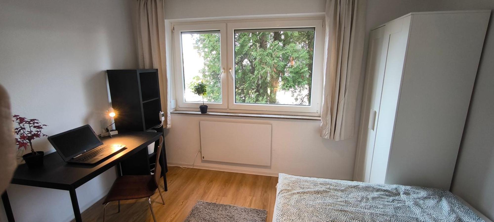 Apartment Fresh Renovated. 3 Rooms. Leonberg. Private Parking Spot. Leonberg